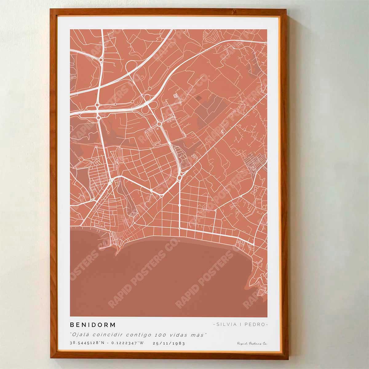 Póster personalizado con ubicación y textos donde todo comenzó del mapa de la ciudad de Benidorm con frase y nombres. Diseño del mapa personalizado ideal para regalo único y original. Impresión de alta calidad, regalo perfecto para familias de Benidorm.