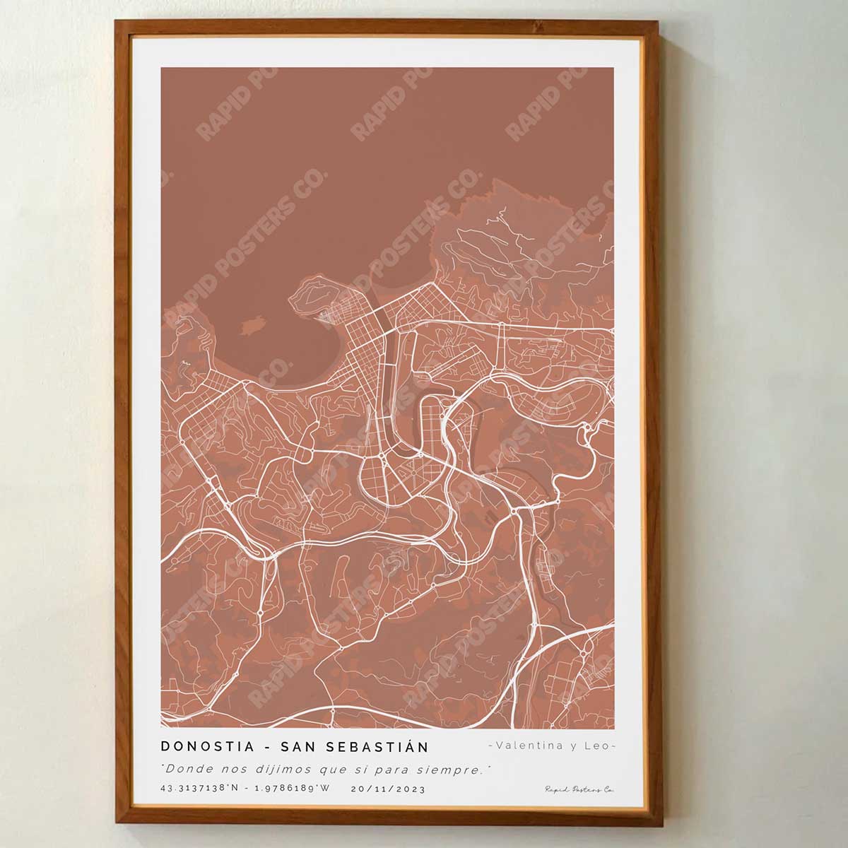 Póster personalizado con ubicación y textos donde todo comenzó del mapa de la ciudad de Donostia San Sebastián con frase y nombres. Diseño del mapa personalizado ideal para regalo único y original. Impresión de alta calidad, regalo perfecto para familias de Donostia San Sebastián.