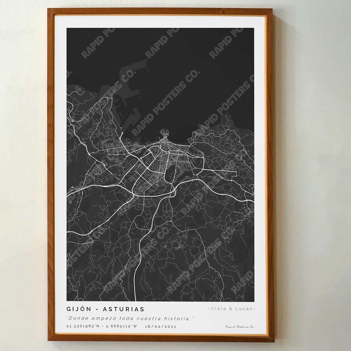 Póster personalizado con ubicación y textos donde todo comenzó del mapa de la ciudad de Gijón con frase y nombres. Diseño del mapa personalizado ideal para regalo único y original. Impresión de alta calidad, regalo perfecto para familias de Gijón.