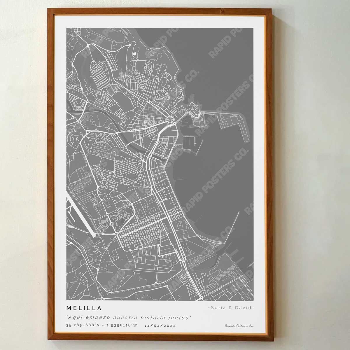 Póster personalizado con ubicación y textos donde todo comenzó del mapa de la ciudad de Melilla con frase y nombres. Diseño del mapa personalizado ideal para regalo único y original. Impresión de alta calidad, regalo perfecto para familias de Melilla.