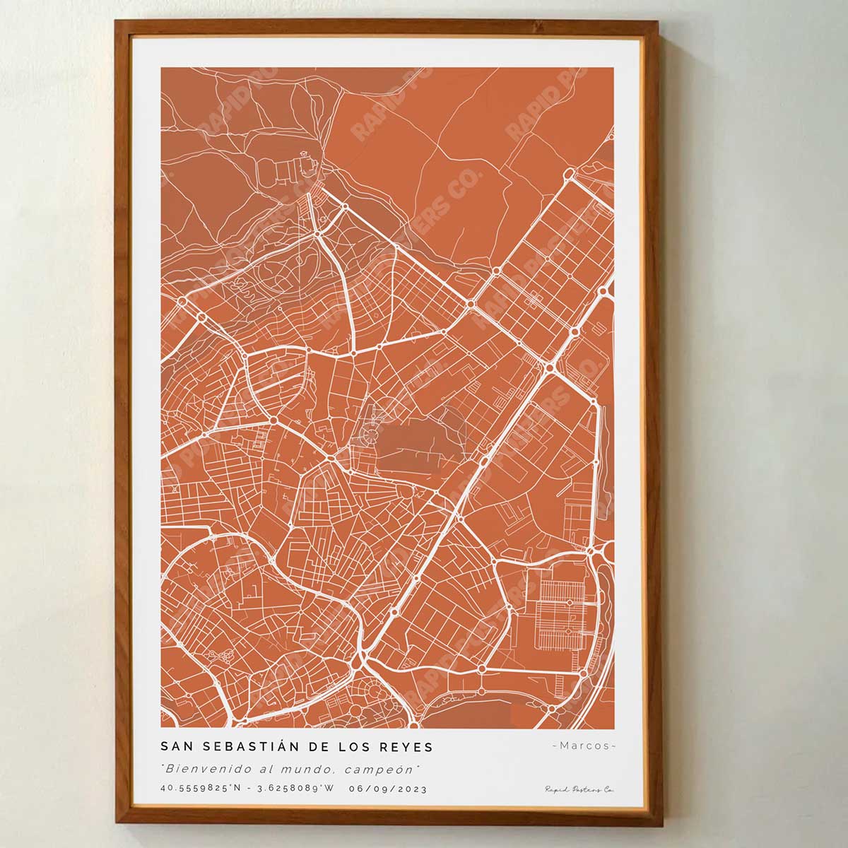 Póster personalizado con ubicación y textos donde todo comenzó del mapa de la ciudad de San Sebastián de los Reyes con frase y nombres. Diseño del mapa personalizado ideal para regalo único y original. Impresión de alta calidad, regalo perfecto para familias de San Sebastián de los Reyes.