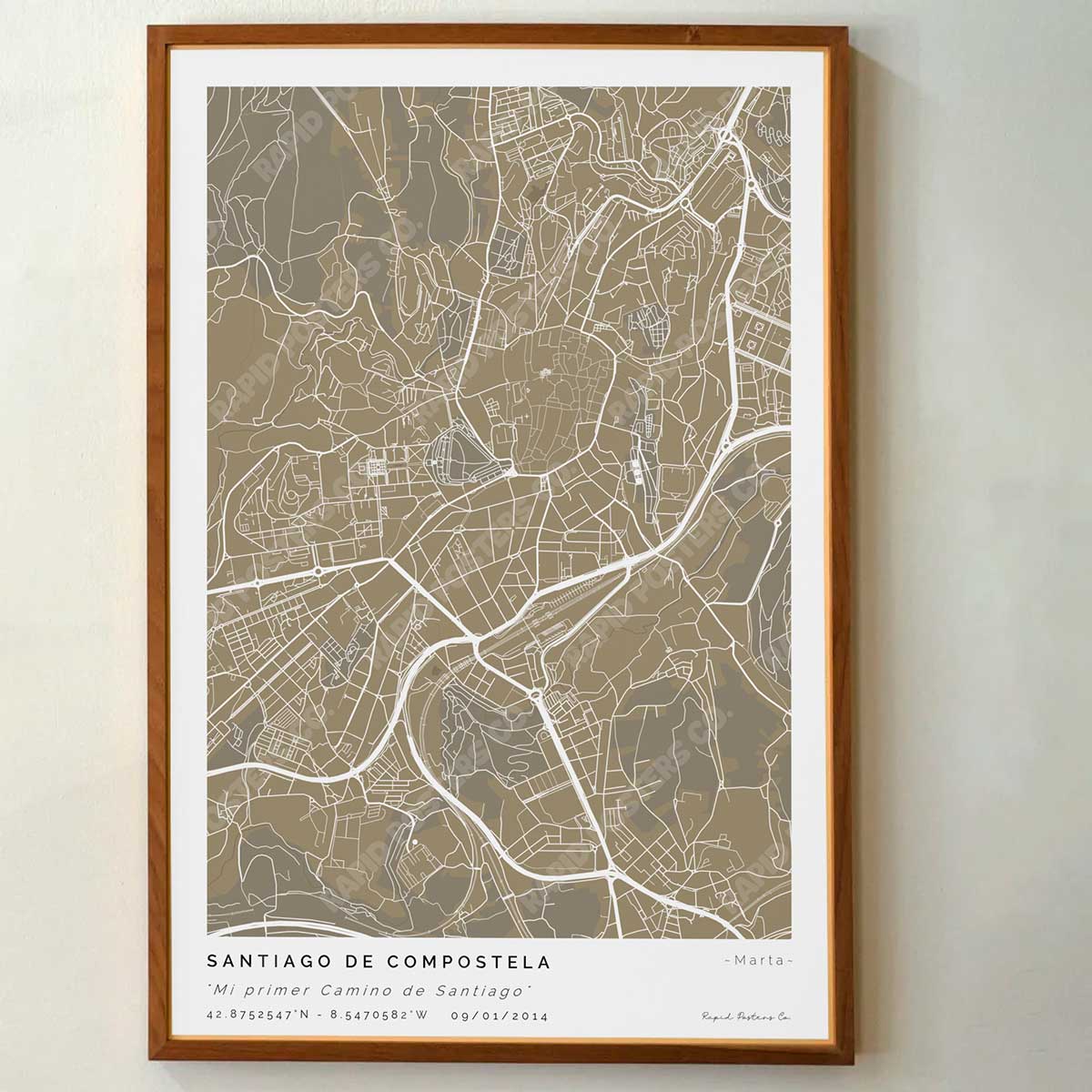 Póster personalizado con ubicación y textos donde todo comenzó del mapa de la ciudad de Santiago de Compostela con frase y nombres. Diseño del mapa personalizado ideal para regalo único y original. Impresión de alta calidad, regalo perfecto para familias de Santiago de Compostela.