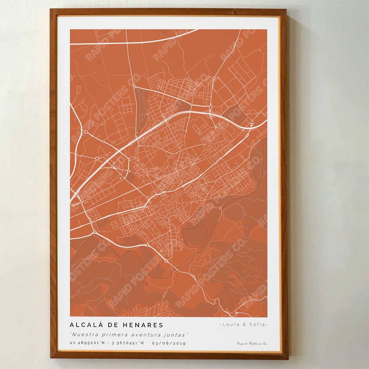 Póster personalizado con ubicación y textos donde todo comenzó del mapa de la ciudad de Alcalá de Henares con frase y nombres. Diseño del mapa personalizado ideal para regalo único y original. Impresión de alta calidad, regalo perfecto para familias de Alcalá de Henares.
