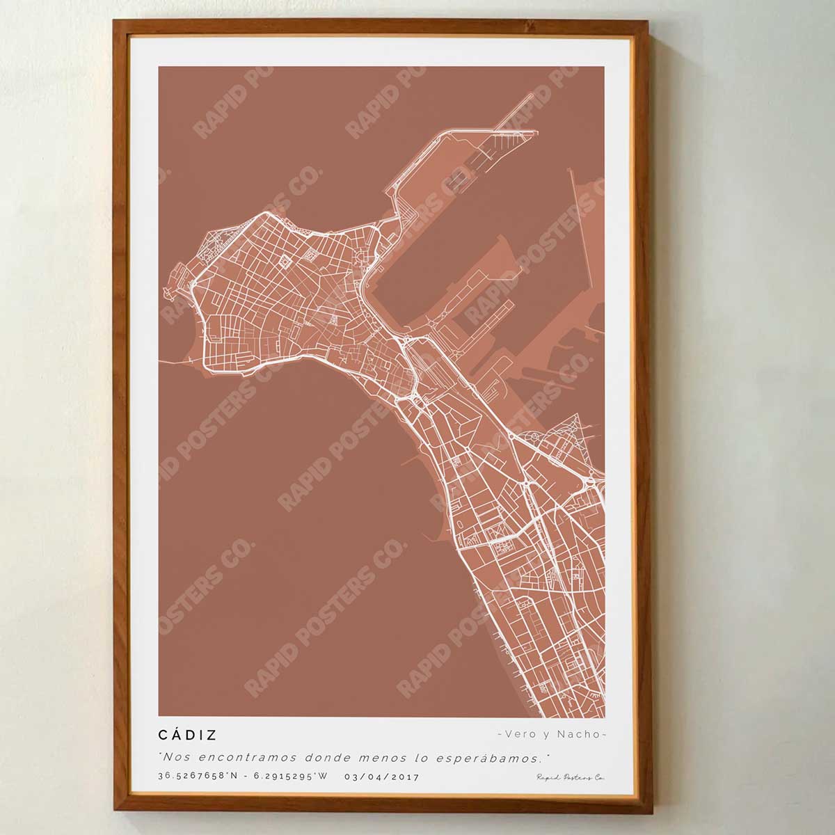 Póster personalizado con ubicación y textos donde todo comenzó del mapa de la ciudad de Cádiz con frase y nombres. Diseño del mapa personalizado ideal para regalo único y original. Impresión de alta calidad, regalo perfecto para familias de Cádiz.