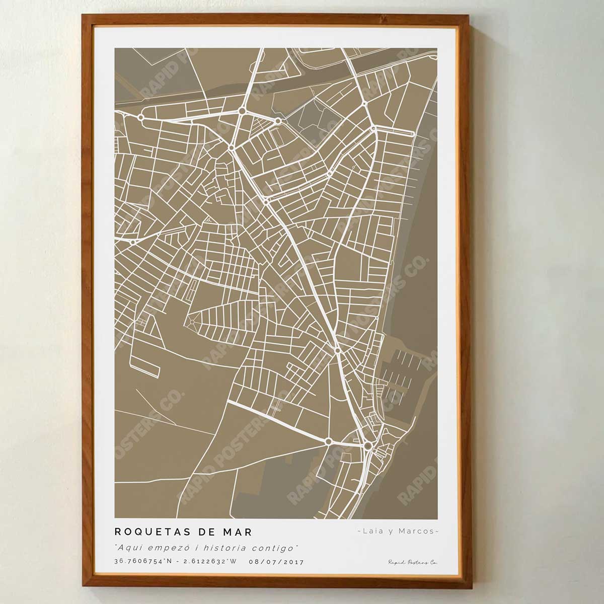 Póster personalizado con ubicación y textos donde todo comenzó del mapa de la ciudad de Roquetas de Mar con frase y nombres. Diseño del mapa personalizado ideal para regalo único y original. Impresión de alta calidad, regalo perfecto para familias de Roquetas de Mar.