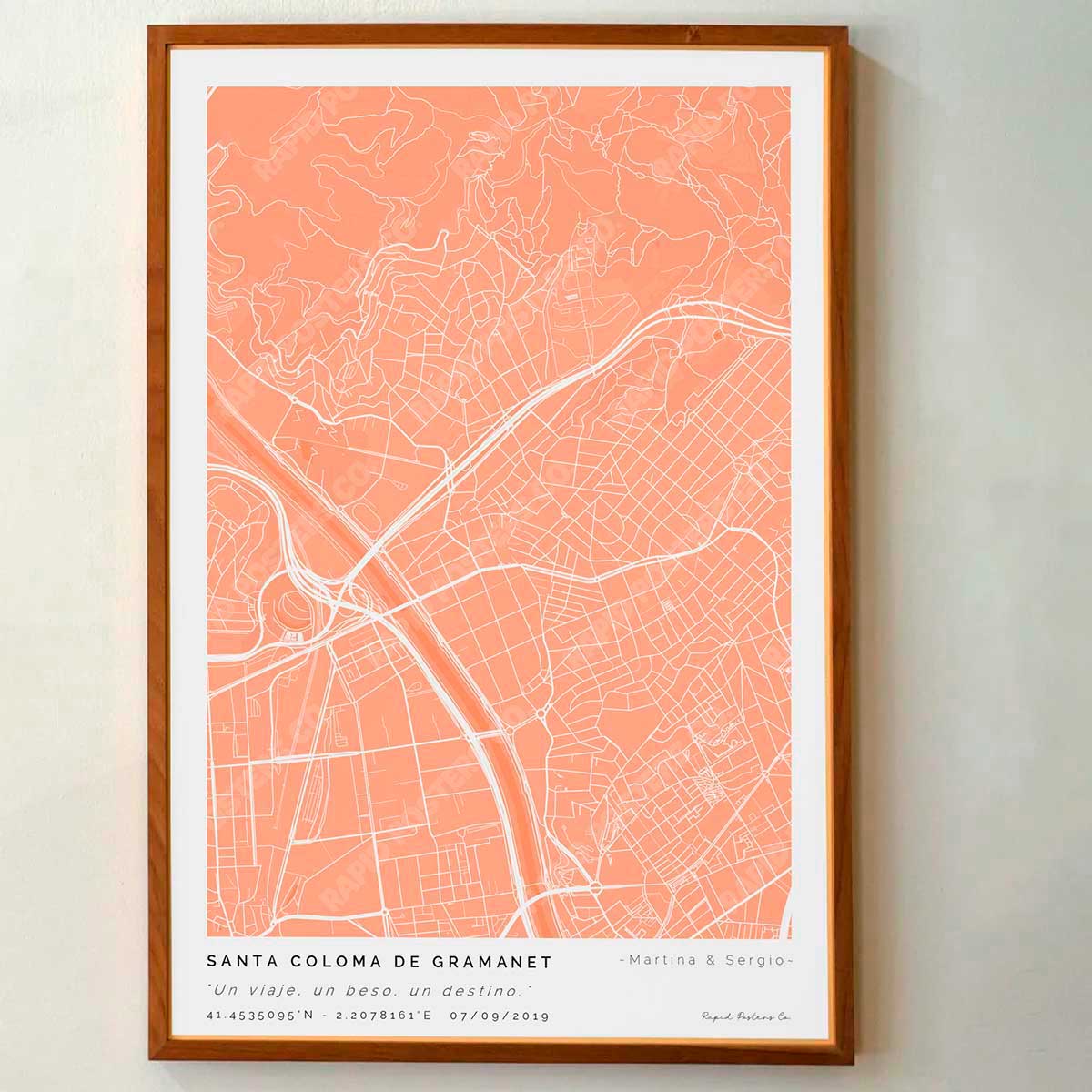 Póster personalizado con ubicación y textos donde todo comenzó del mapa de la ciudad de Santa Coloma de Gramanet con frase y nombres. Diseño del mapa personalizado ideal para regalo único y original. Impresión de alta calidad, regalo perfecto para familias de Santa Coloma de Gramanet.