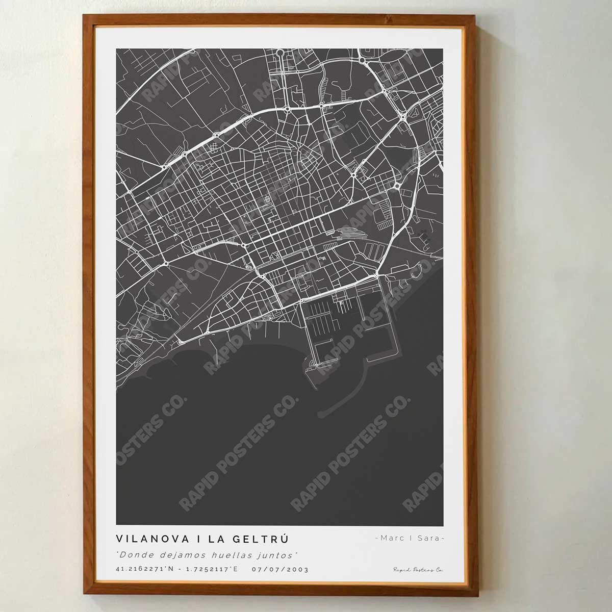 Póster personalizado con ubicación y textos donde todo comenzó del mapa de la ciudad de Vilanova i la Geltrú con frase y nombres. Diseño del mapa personalizado ideal para regalo único y original. Impresión de alta calidad, regalo perfecto para familias de Vilanova i la Geltrú.