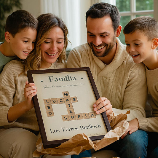 Póster Scrabble personalizado con nombres estilo letras de madera – diseño exclusivo ideal para parejas, familias o como regalo original de alta calidad para celebrar su unión.